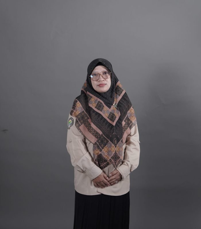 Kisnah Riyanti (Kepala Tata Usaha)